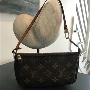 LOUIS VUITTON POCHETTE Authentic *